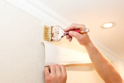 Pose de papier peint au Crès — revêtements muraux et toiles de verre